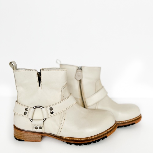NEW Vintage Foundry Co off white leather ankle boots size 6 - Picture 1 of 4